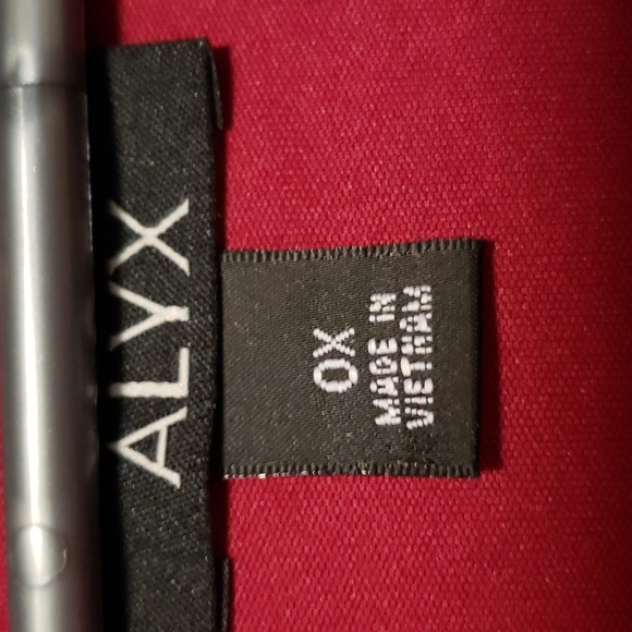 ALYX "Spice it up" Cold Shoulder Top - Picture 4 of 12